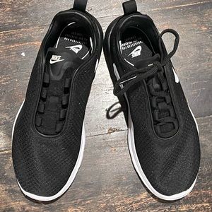 New, Women’s Nike running shoes size 6. Worn one time.